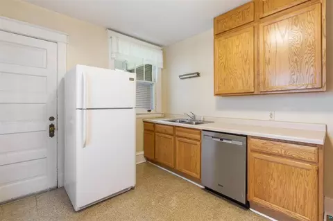 Kitchen - 1415 E 4th St, Duluth, MN 55805 photo 5 of 6