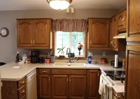 Kitchen - 425 2nd Ave NE, Milaca, MN 56353 photo 2 of 2