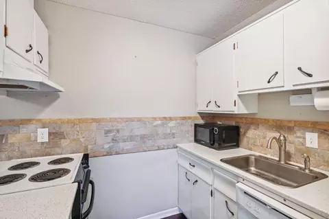 Kitchen - 5410 Three Points Blvd #434, Mound, MN 55364 photo 3 of 5