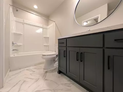 Bath - 2553 Fulton Loop S, Fargo, ND 58104 photo 2 of 5