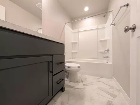 Bath - 2553 Fulton Loop S, Fargo, ND 58104 photo 4 of 5