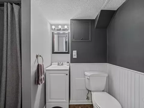 Bath - 4247 Sandstone Dr, Eagan, MN 55122 photo 2 of 3