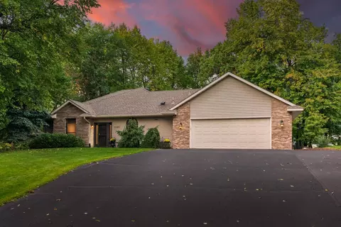 11140 Lake Pointe Dr, Chisago City, MN 55013