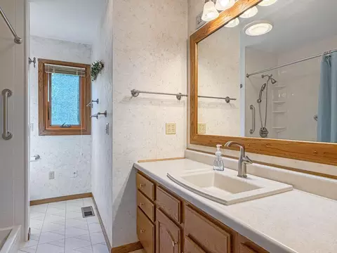 Bath - 207 E Hollett St, Tracy, MN 56175 photo 3 of 6