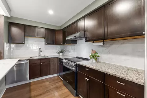 Kitchen - 3304 River Bluff Dr #75, Eagan, MN 55121 photo 4 of 4