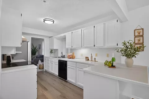 1232 Skillman Ave W, Roseville, MN 55113