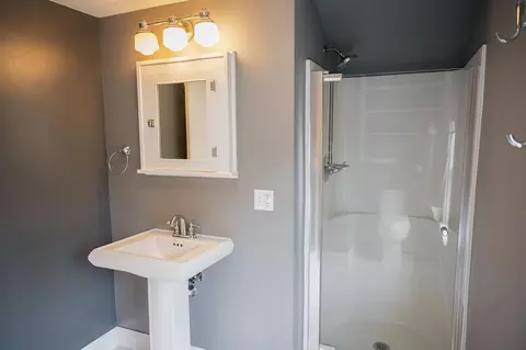 Bath - 405 6th St, Jackson, MN 56143 photo 4 of 5