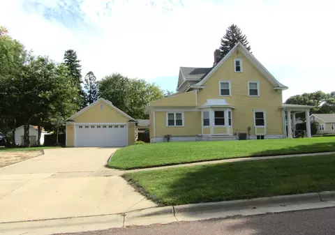 Exterior - 223 E Schlieman Ave, Appleton, MN 56208 photo 2 of 14