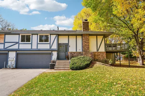 6852 Macbeth Cir, Woodbury, MN 55125