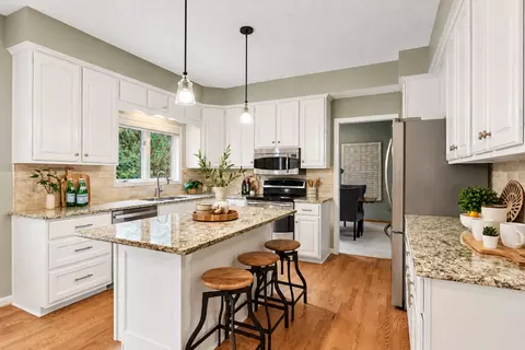 1929 Woodstone Dr, Victoria, MN 55386