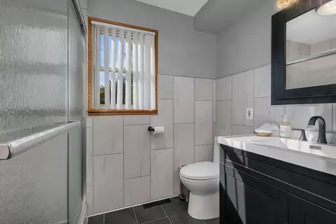 Bath - 526 Becker Ave SE, Willmar, MN 56201 photo 1 of 1