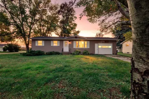 90 10th St SE, Wells, MN 56097
