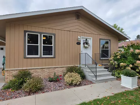 Exterior - 330 9th St NW, Plainview, MN 55964 photo 3 of 13