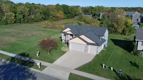 929 Farmers Ridge Trl, Belle Plaine, MN 56011