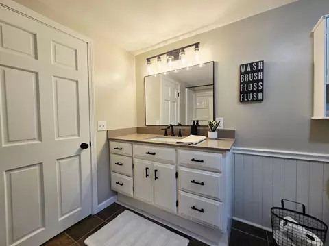 Bath - 1202 11th Ave SE, Saint Cloud, MN 56304 photo 3 of 4