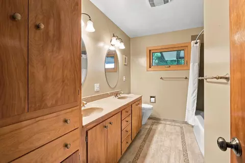 Bath - 824 Brown St, Jackson, MN 56143 photo 2 of 4