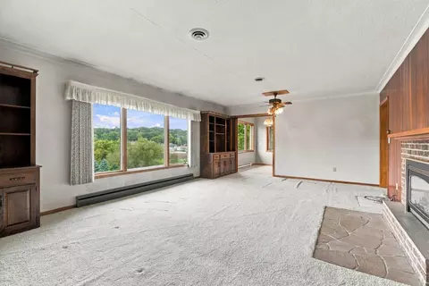 Living - 824 Brown St, Jackson, MN 56143 photo 5 of 6