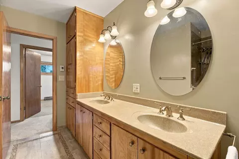 Bath - 824 Brown St, Jackson, MN 56143 photo 4 of 4
