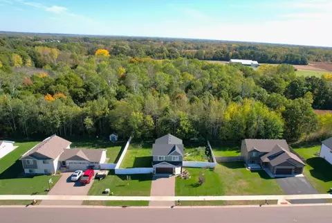 38377 Hunters Ridge Trl, North Branch, MN 55056