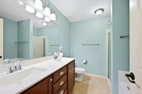 Bath - 2169 Cedar Grove Trl, Eagan, MN 55122 photo 2 of 4