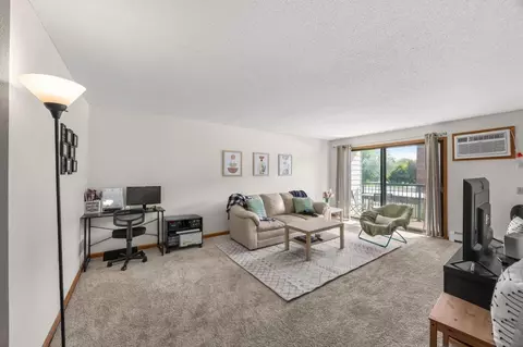 4 Pine Tree Dr #212, Arden Hills, MN 55112