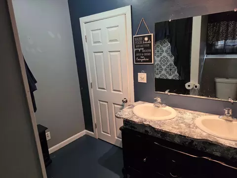 Bath - 320 Vine Ave, Albert Lea, MN 56007 photo 3 of 3