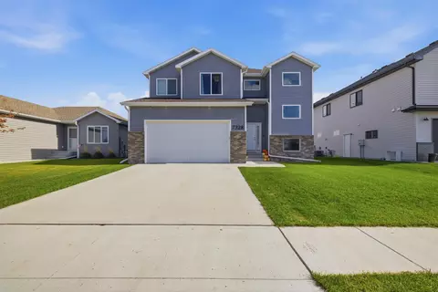 7328 Aquiline Dr S, Fargo, ND 58104