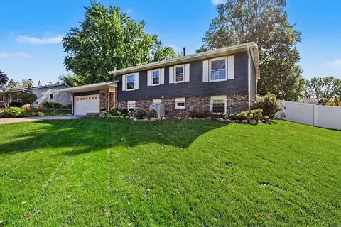 8227 76th St S, Cottage Grove, MN 55016