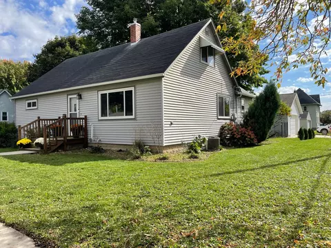 301 1st St SE, Hayfield, MN 55940