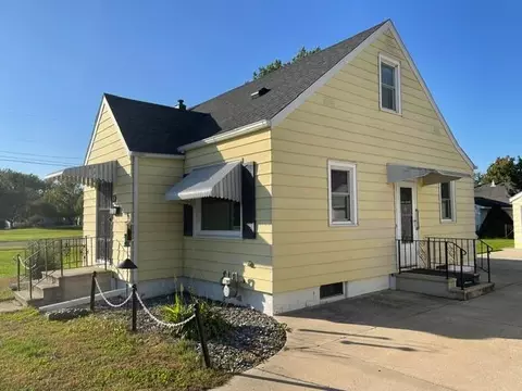 Exterior - 803 13th Ave SE, Austin, MN 55912 photo 4 of 7