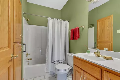 Bath - 1558 Katrina Ct, Saint Cloud, MN 56301 photo 3 of 3