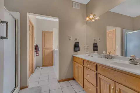 Bath - 1558 Katrina Ct, Saint Cloud, MN 56301 photo 2 of 3