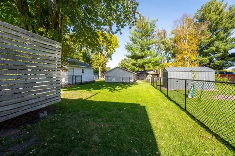 Exterior - 727 Austin Dr, Saint Peter, MN 56082 photo 4 of 7