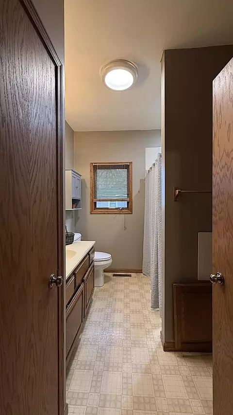 Bath - 237 S Paul St, Appleton, MN 56208 photo 2 of 9