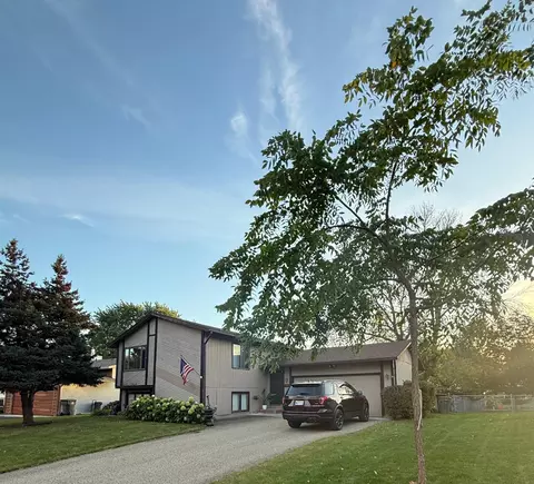 6342 Whispering Oaks Dr, Eden Prairie, MN 55346