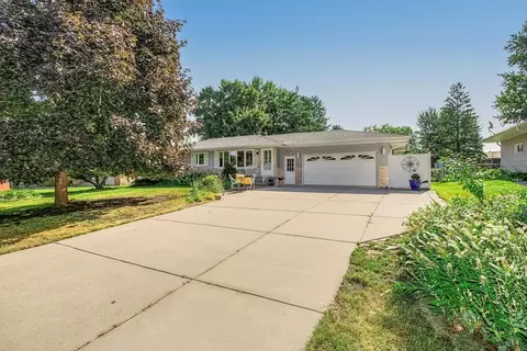 2842 Marion St, Roseville, MN 55113