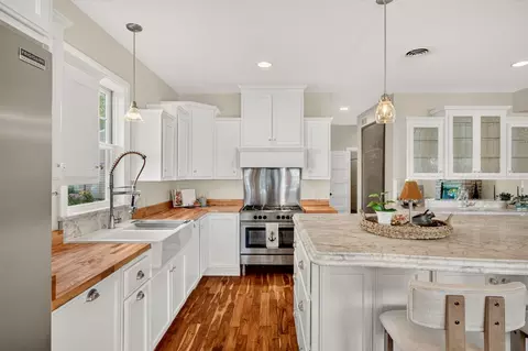 Kitchen - 5060 Edgewater Dr, Mound, MN 55364 photo 3 of 8