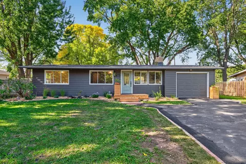 2999 Asbury St, Roseville, MN 55113