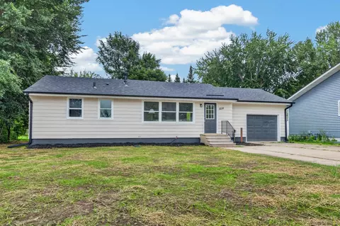 1211 Sunnyside Dr, Farmington, MN 55024
