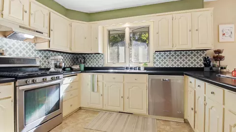 Kitchen - 2111 55th Ave, Baldwin, WI 54002 photo 2 of 3