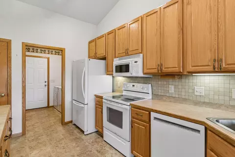 Kitchen - 2007 14th St NE, Faribault, MN 55021 photo 4 of 4