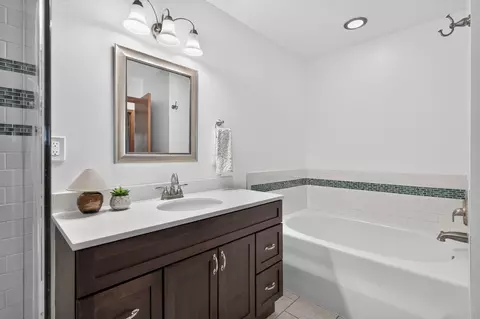 Bath - 4303 Clemson Cir #B, Eagan, MN 55122 photo 2 of 3