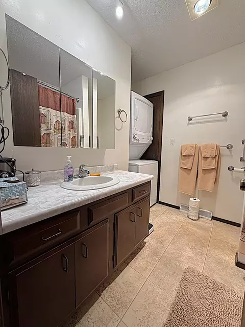 Bath - 220 3rd Ave NE, Plainview, MN 55964 photo 1 of 2