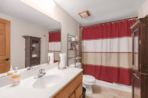 Bath - 10512 Hidden Oaks Ln N, Champlin, MN 55316 photo 2 of 4
