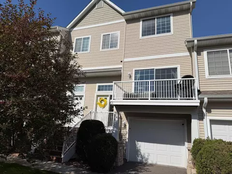 492 Willoughby Way W, Minnetonka, MN 55305