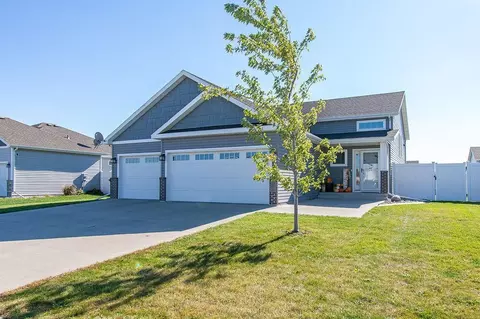 6059 Autumn Dr S, Fargo, ND 58104
