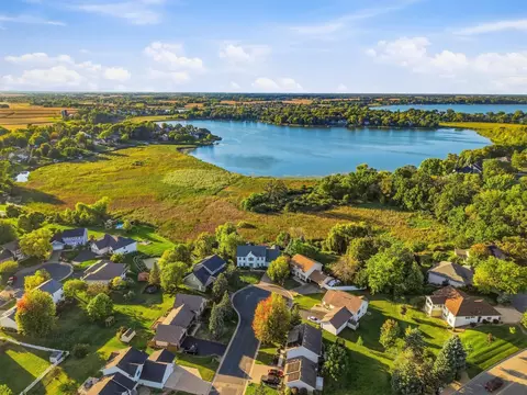 682 Tanager Rd, Waconia, MN 55387