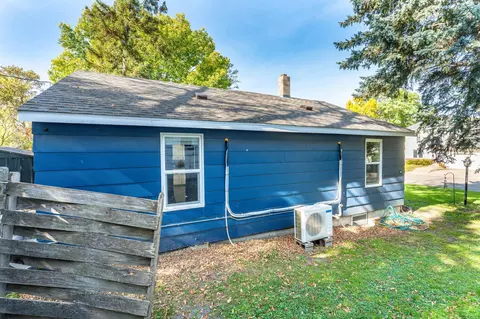 Exterior - 810 E Junius Ave, Fergus Falls, MN 56537 photo 4 of 8