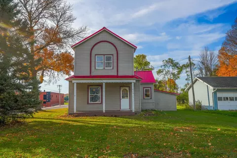 616 E Butternut Ave, Luck, WI 54853