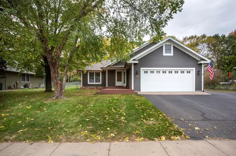 911 Grandview Dr, Hudson, WI 54016